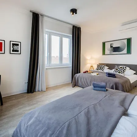 3br By New York Cafe In Iconic District