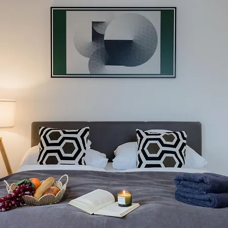 3br By New York Cafe In Iconic District