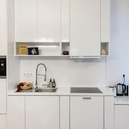 3br By New York Cafe In Iconic District *