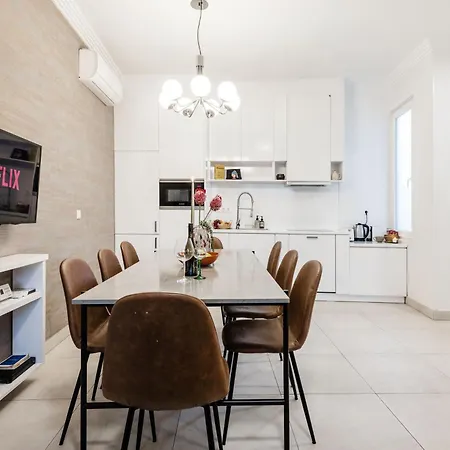 3br By New York Cafe In Iconic District شقة