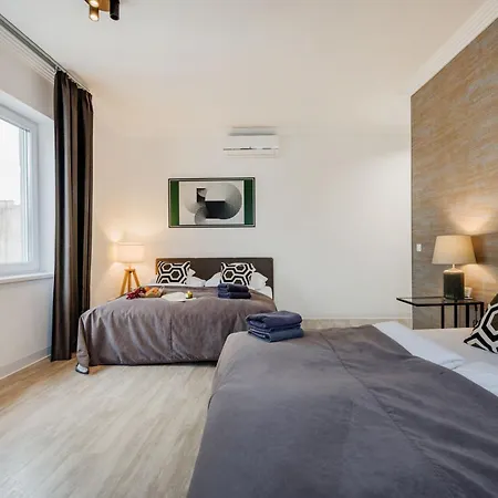 3br By New York Cafe In Iconic District شقة *