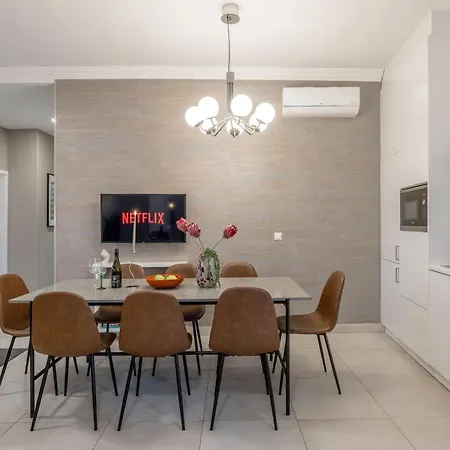 3br By New York Cafe In Iconic District *