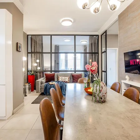 3br By New York Cafe In Iconic District شقة *