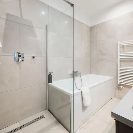 3br By New York Cafe In Iconic District
