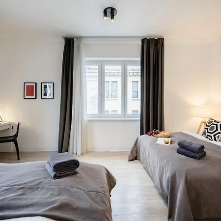 3br By New York Cafe In Iconic District *