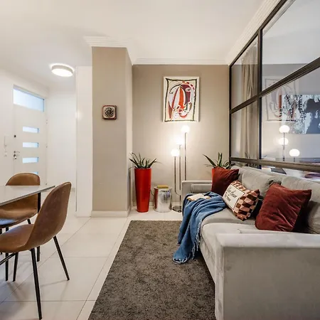 3br By New York Cafe In Iconic District *