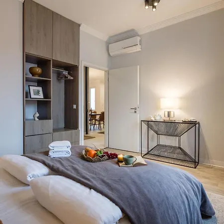 3br By New York Cafe In Iconic District شقة