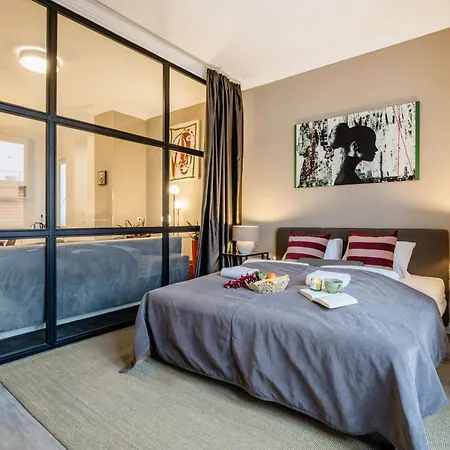 3br By New York Cafe In Iconic District