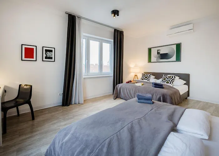 3br By New York Cafe In Iconic District