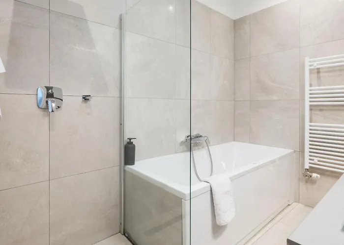 3br By New York Cafe In Iconic District