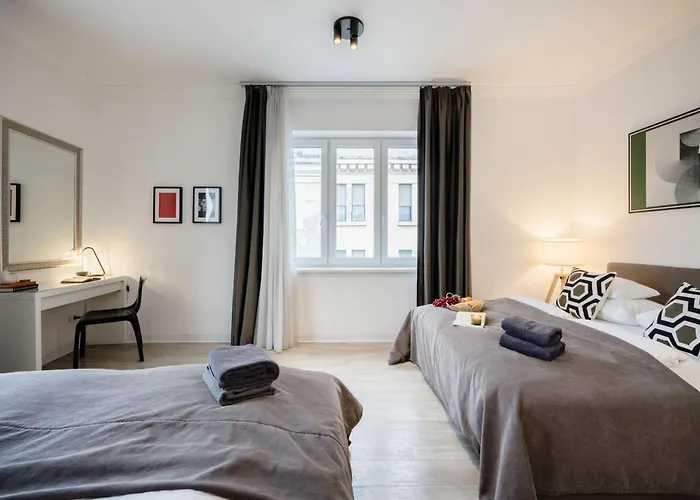 3br By New York Cafe In Iconic District *