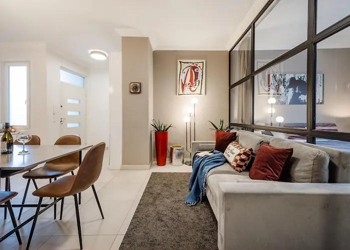 3br By New York Cafe In Iconic District *