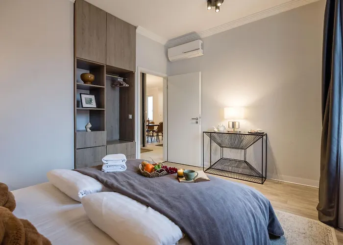 3br By New York Cafe In Iconic District شقة
