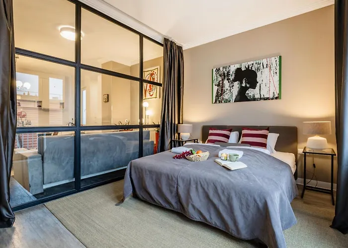 3br By New York Cafe In Iconic District