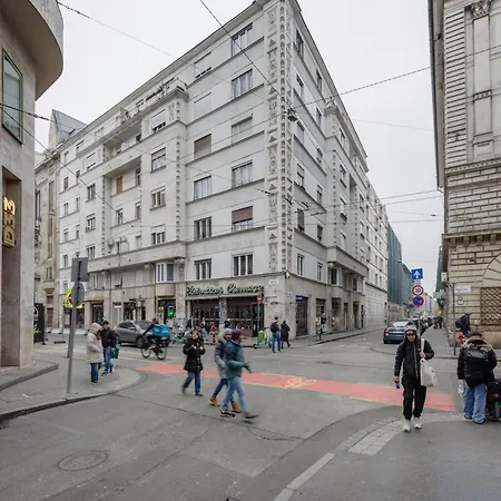3br By New York Cafe In Iconic District Lägenhet